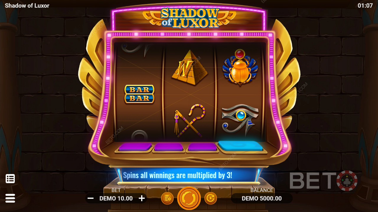 Spelautomat med tre rullar med både klassiska och tematiska symboler i Shadow of Luxor